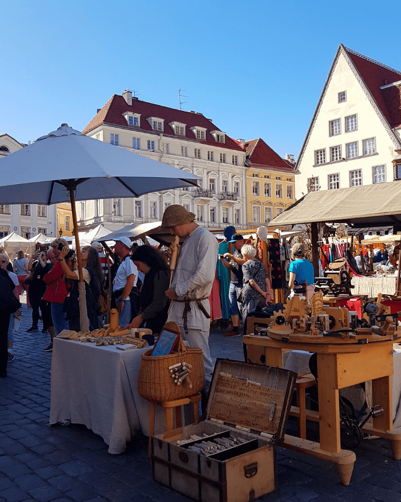 Raekoja platsi suvine turg Vanalinna legendid