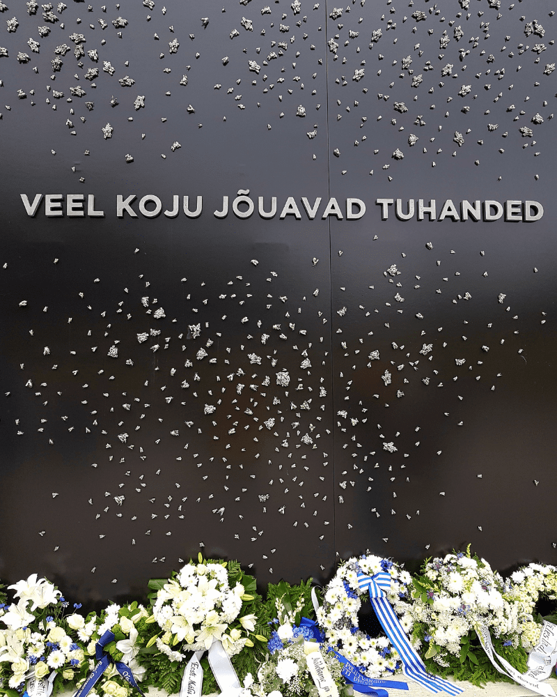 Ta lendab mesipuu poole Monumendid